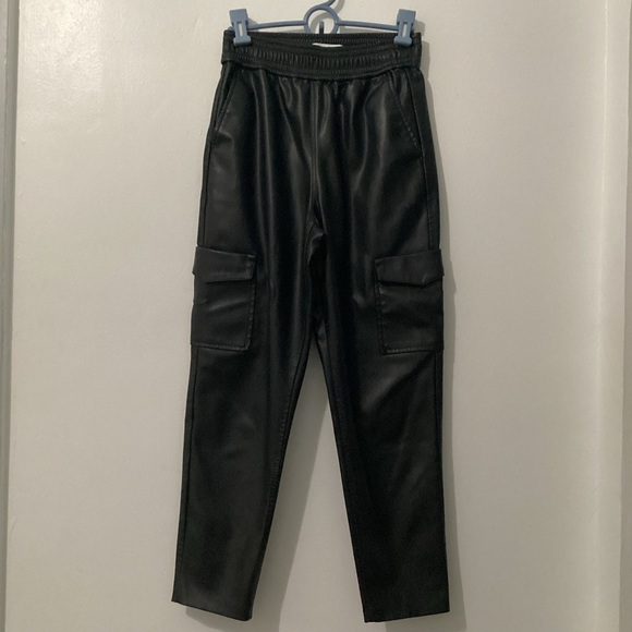 BLOGGERS FAVE Zara Vegan Black Faux Leather Cargo Pants Size X-Small - Picture 2 of 5